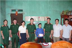 Bộ CHQS tỉnh Lạng Sơn: Trao tặng 7 sổ tiết kiệm cho các gia đình chính sách